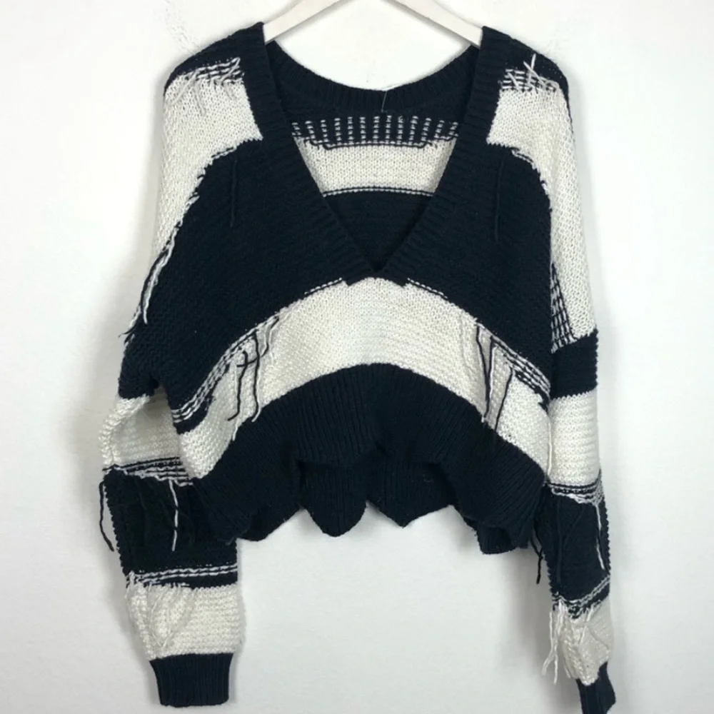 🔥WILDFOX🔥COUTURE ZAFIRIS BLACK & WHITE STRIPE V-NECK SWEATER LARGE NWT - Picture 5 of 7
